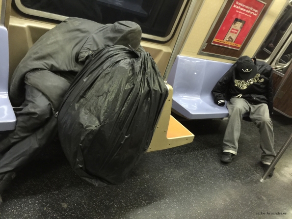 13. Personas en el metro durmiendo, yendo al aeropuerto J.F.K, N.Y, 1 enero del 2015. A las 5 de la madrugada