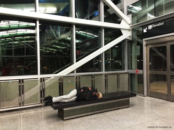 2. Persona durmiendo en la estación de metro del aeropuerto J.F.K de, N.Y, 1 enero del 2015. A las 5:05 de la madrugada