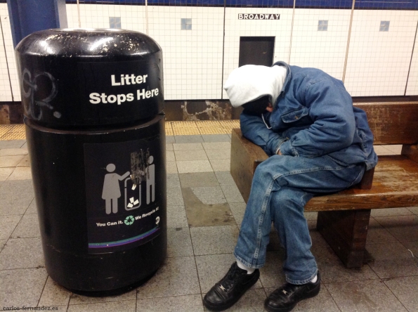 3. Persona durmiendo la parada de Broadway de N.Y, diciembre del 2014. A las 23:00