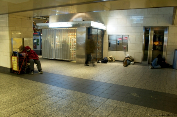 7. Persona durmiendo en la "Grand Central Terminal" de N.Y, 30 diciembre del 2014. A las 23:00