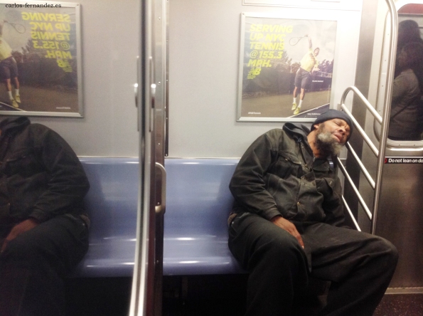 8. Persona en el metro de N.Y, línea roja y azul. 31 diciembre del 2014. A las 23:00