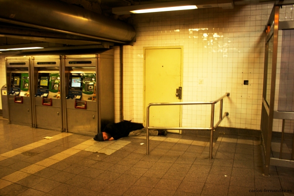9. Persona durmiendo en una estación de metro de Manhattan,  N.Y, 24 diciembre del 2014. 